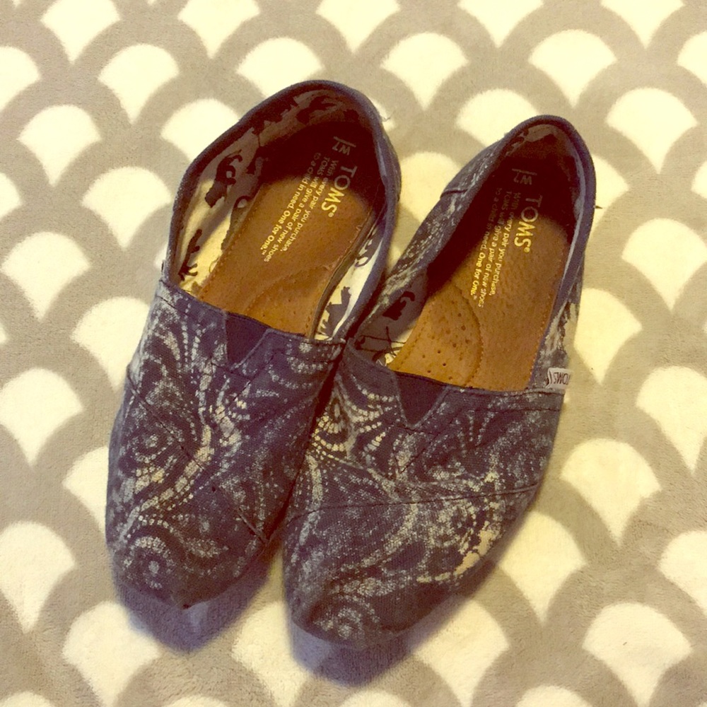 TOMS navy shoes W7